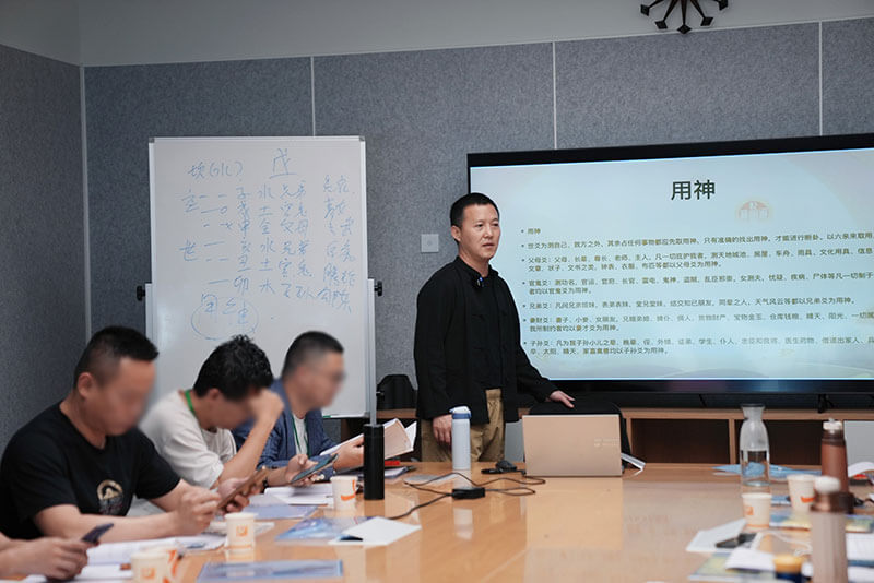 董易奇老師在香港舉辦《八字培訓班》授課現場