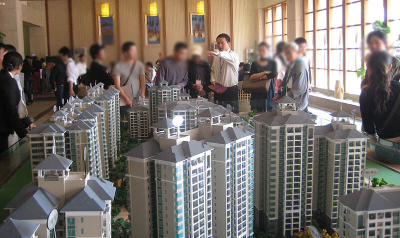 董易奇老師爲客戶查看房屋整體布局
